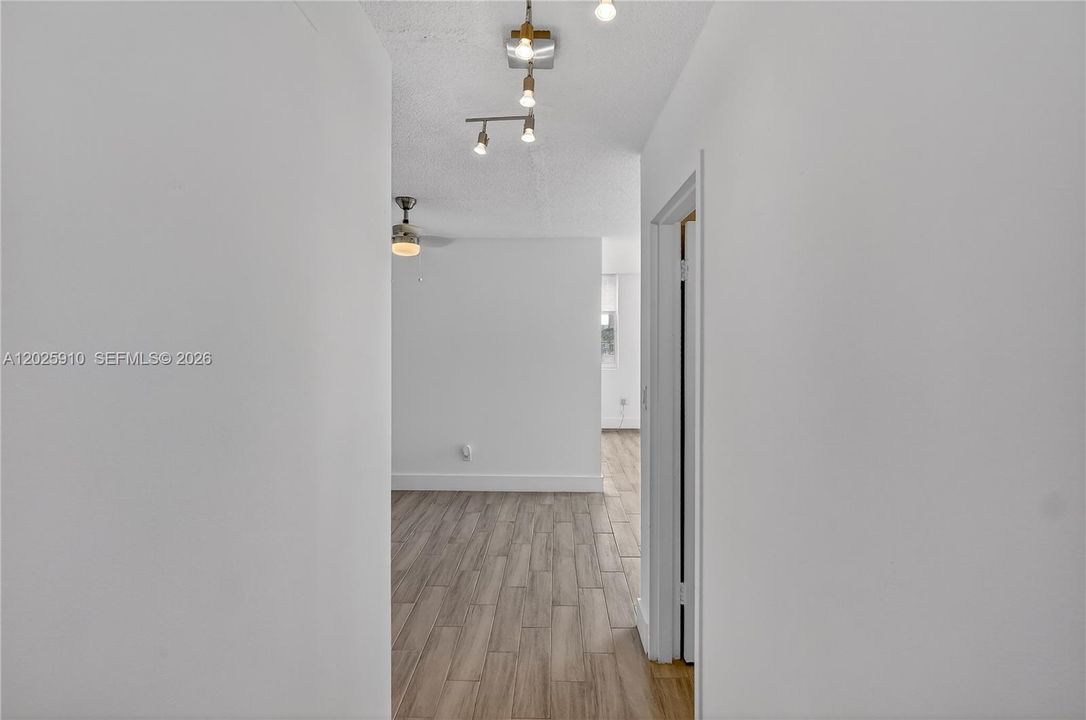 For Sale: $340,000 (1 beds, 1 baths, 567 Square Feet)
