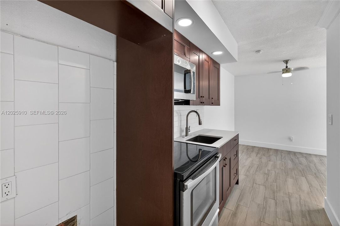 For Sale: $340,000 (1 beds, 1 baths, 567 Square Feet)