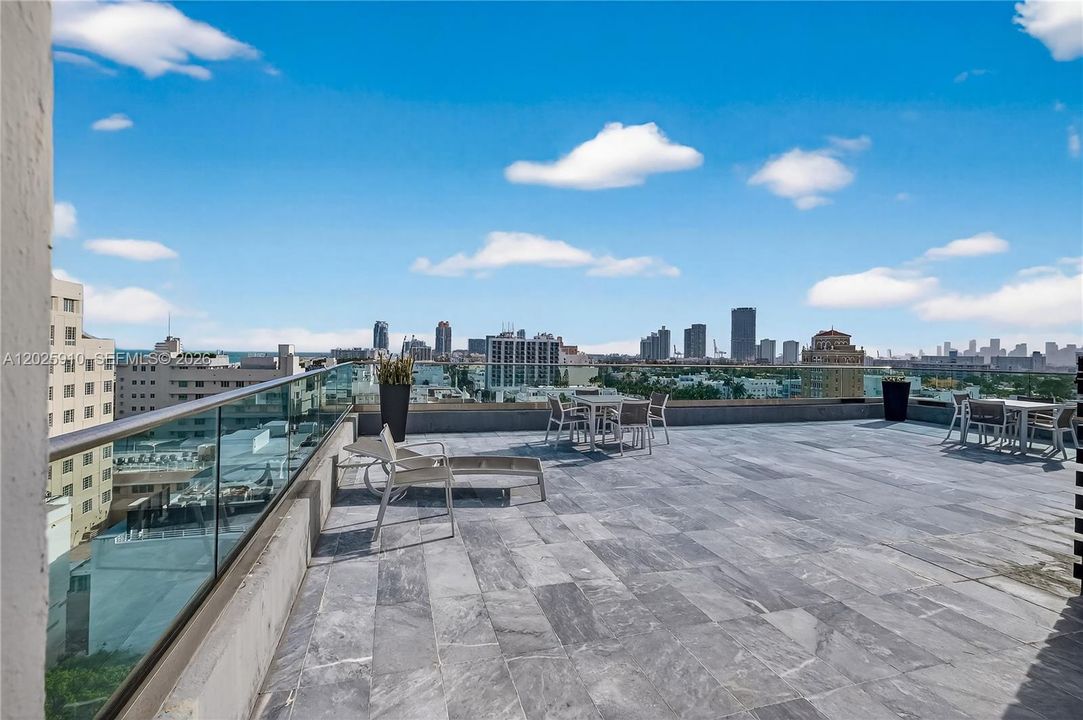 For Sale: $340,000 (1 beds, 1 baths, 567 Square Feet)
