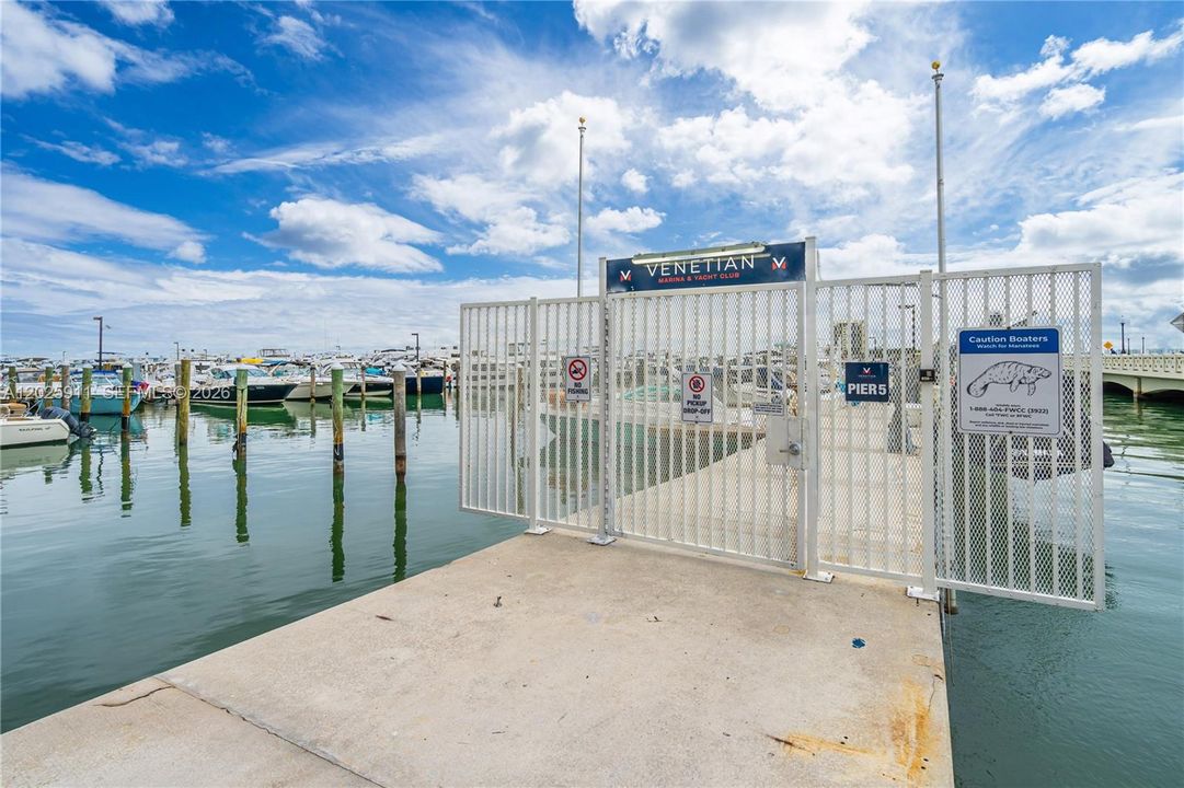 For Sale: $350,000 (1 beds, 1 baths, 860 Square Feet)