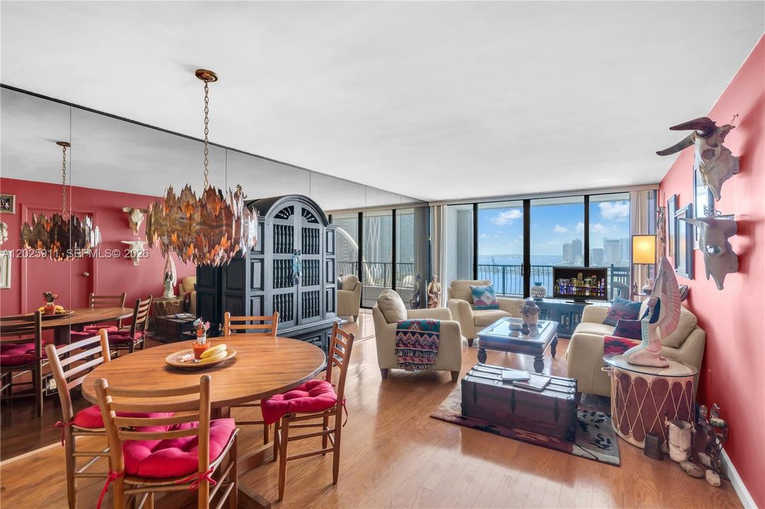 For Sale: $350,000 (1 beds, 1 baths, 860 Square Feet)
