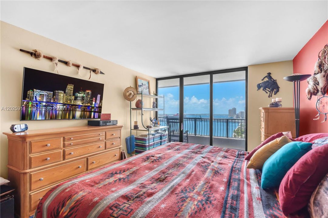For Sale: $350,000 (1 beds, 1 baths, 860 Square Feet)