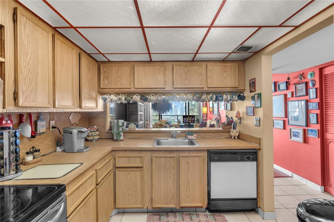 For Sale: $350,000 (1 beds, 1 baths, 860 Square Feet)