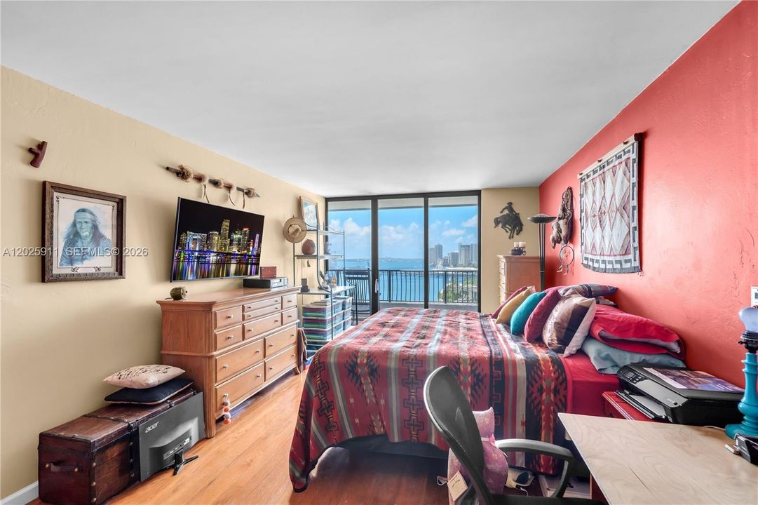 For Sale: $350,000 (1 beds, 1 baths, 860 Square Feet)