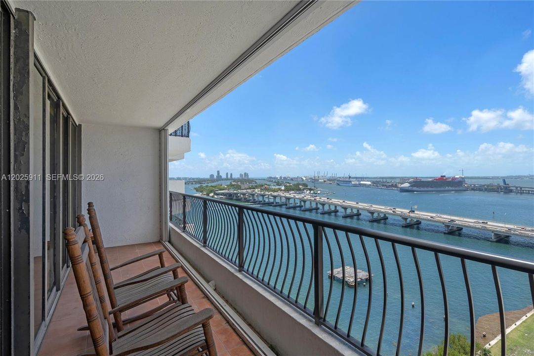 For Sale: $350,000 (1 beds, 1 baths, 860 Square Feet)