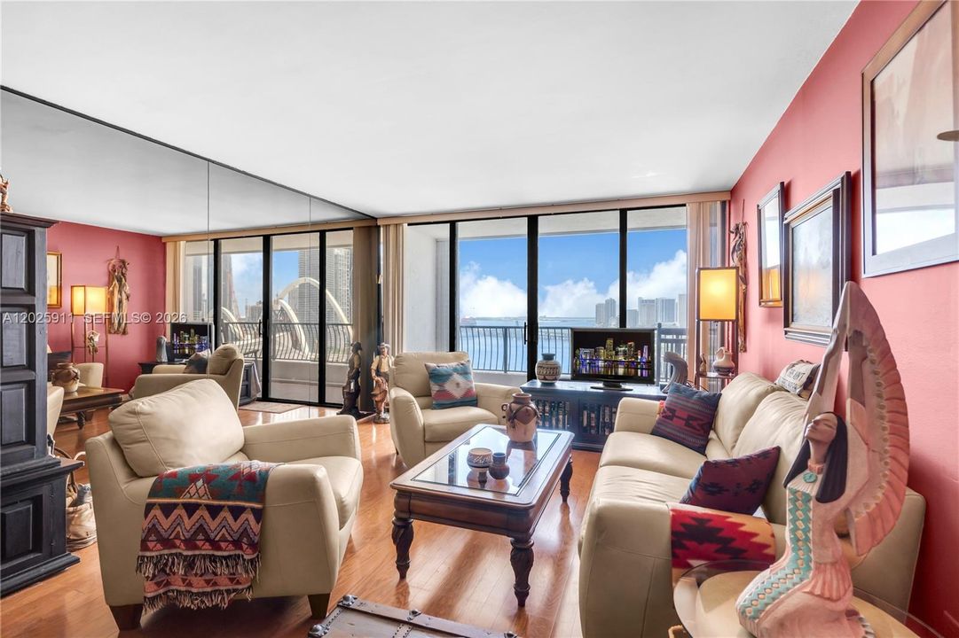 For Sale: $350,000 (1 beds, 1 baths, 860 Square Feet)