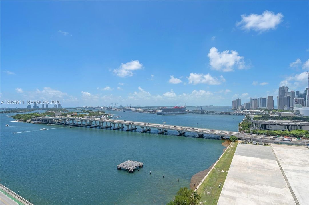 For Sale: $350,000 (1 beds, 1 baths, 860 Square Feet)
