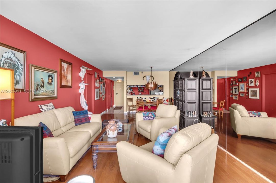 For Sale: $350,000 (1 beds, 1 baths, 860 Square Feet)
