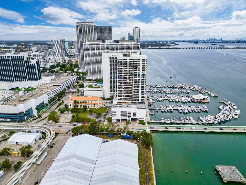 For Sale: $350,000 (1 beds, 1 baths, 860 Square Feet)