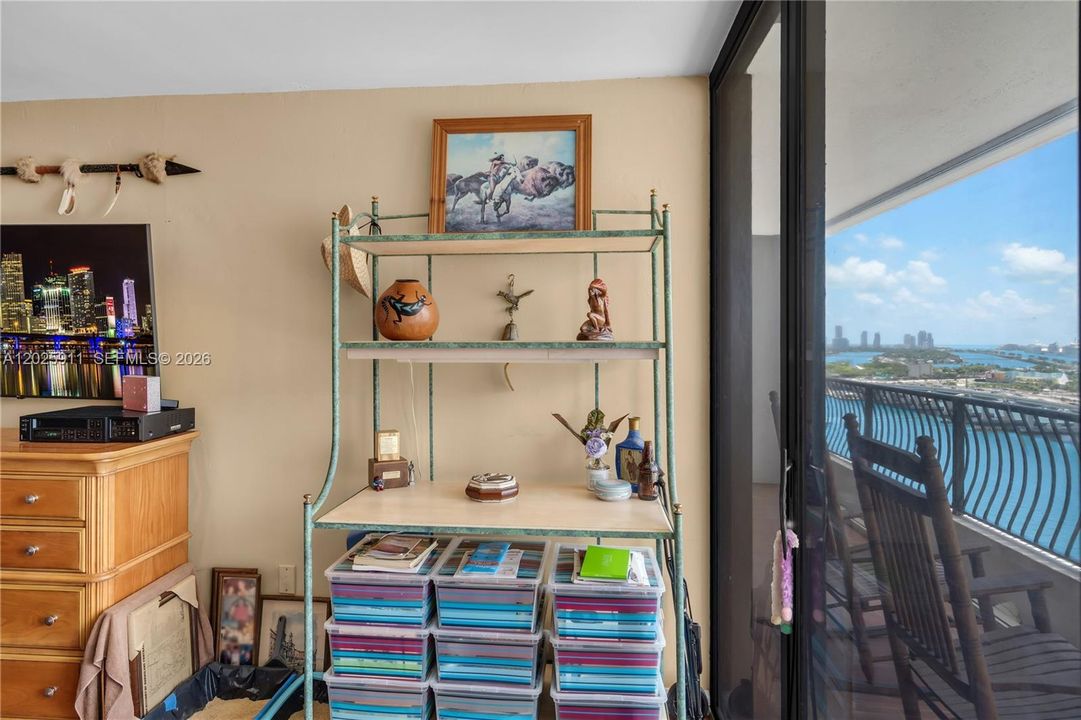 For Sale: $350,000 (1 beds, 1 baths, 860 Square Feet)