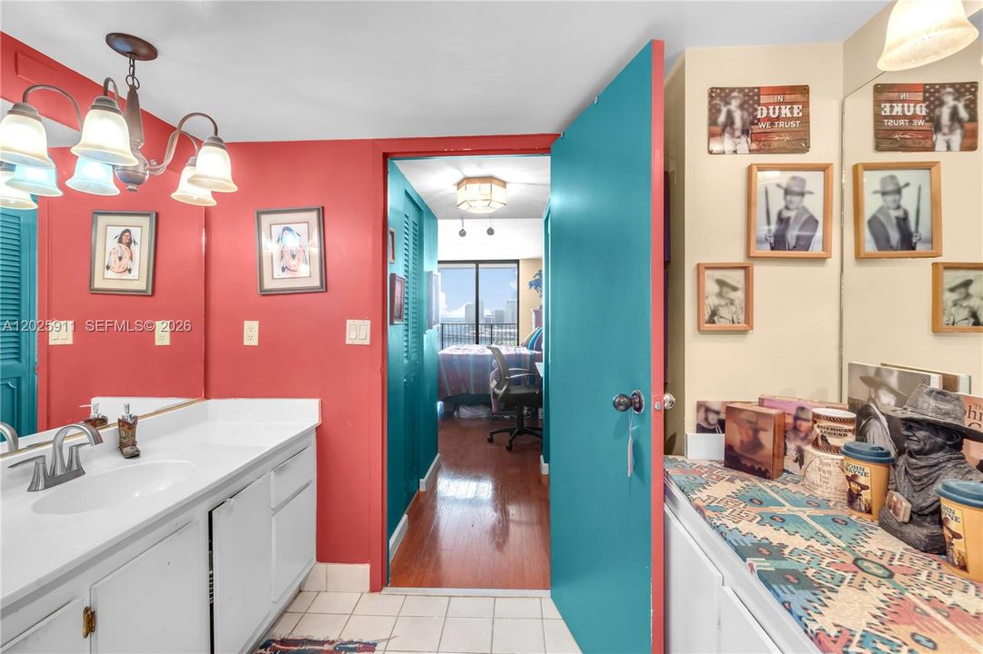 For Sale: $350,000 (1 beds, 1 baths, 860 Square Feet)