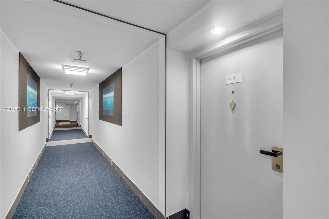 For Sale: $350,000 (1 beds, 1 baths, 860 Square Feet)