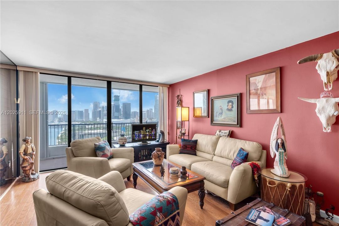 For Sale: $350,000 (1 beds, 1 baths, 860 Square Feet)
