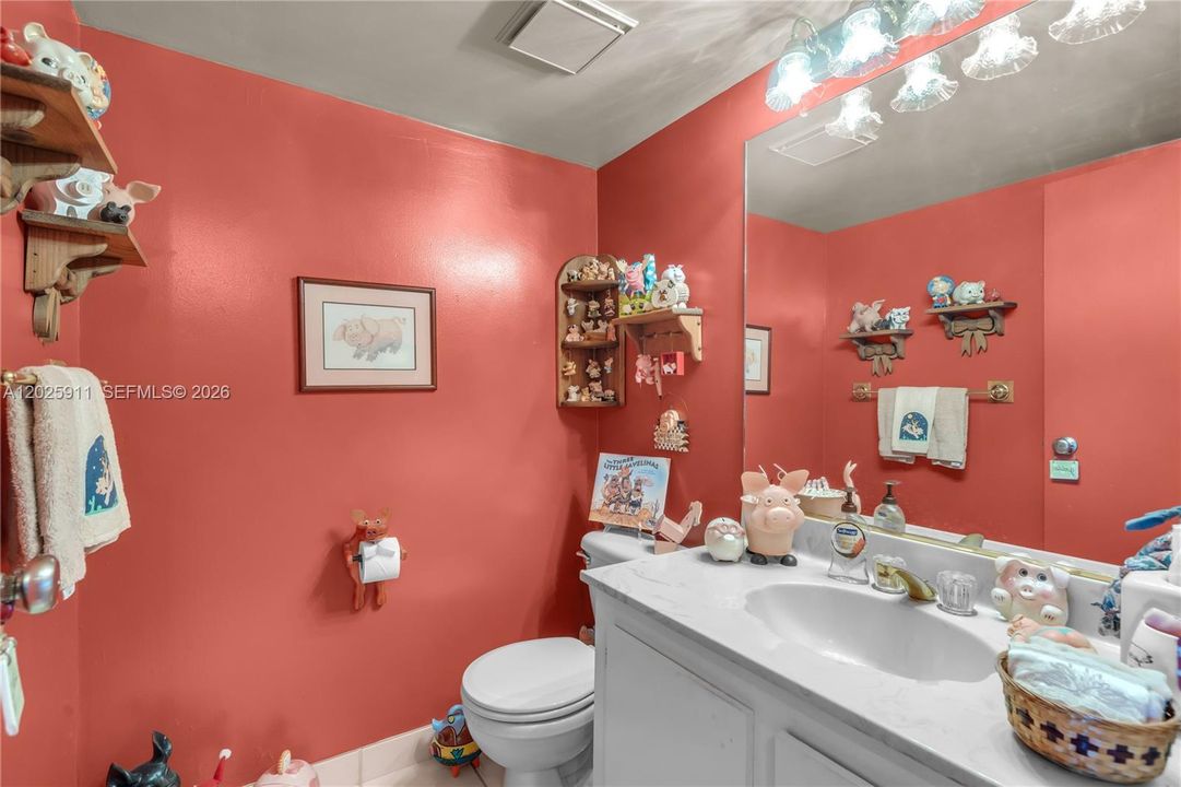 For Sale: $350,000 (1 beds, 1 baths, 860 Square Feet)