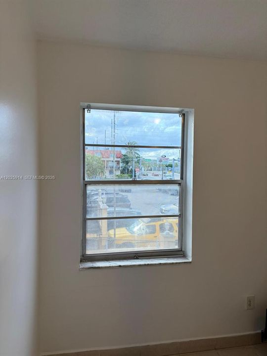 For Sale: $189,900 (1 beds, 1 baths, 697 Square Feet)