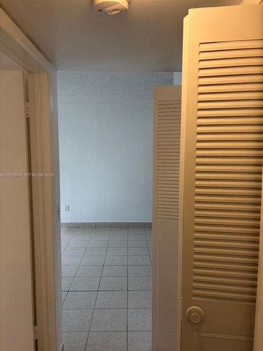 For Sale: $189,900 (1 beds, 1 baths, 697 Square Feet)