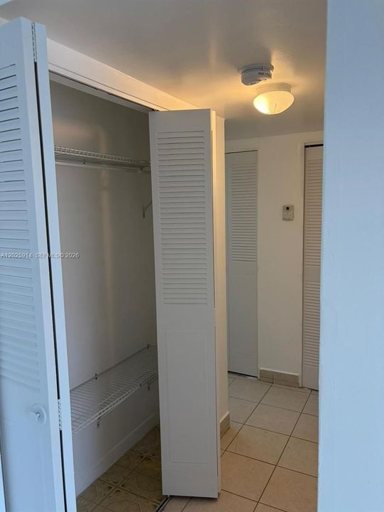For Sale: $189,900 (1 beds, 1 baths, 697 Square Feet)