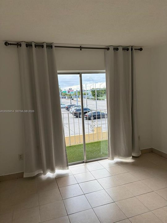 For Sale: $189,900 (1 beds, 1 baths, 697 Square Feet)