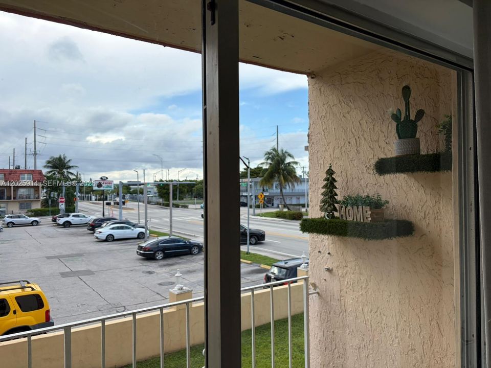 For Sale: $189,900 (1 beds, 1 baths, 697 Square Feet)