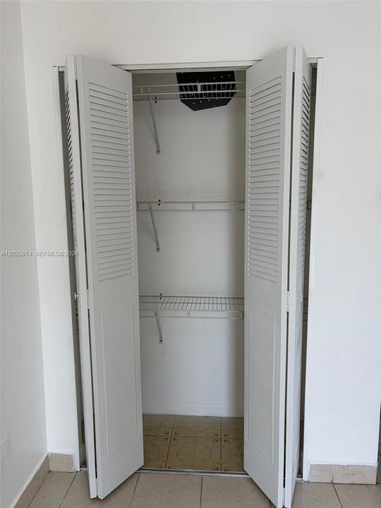For Sale: $189,900 (1 beds, 1 baths, 697 Square Feet)