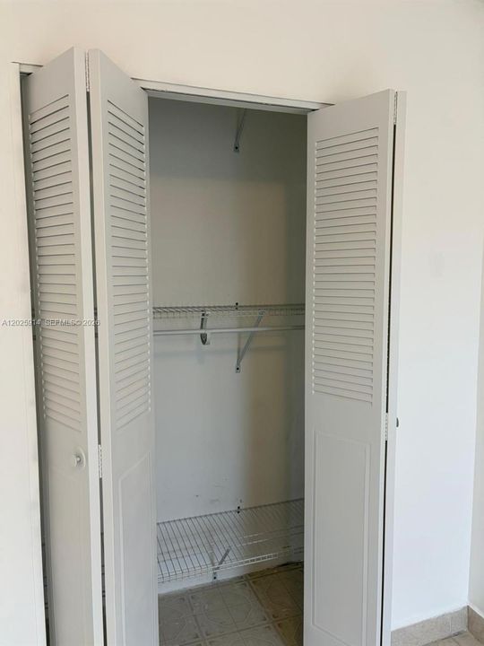 For Sale: $189,900 (1 beds, 1 baths, 697 Square Feet)