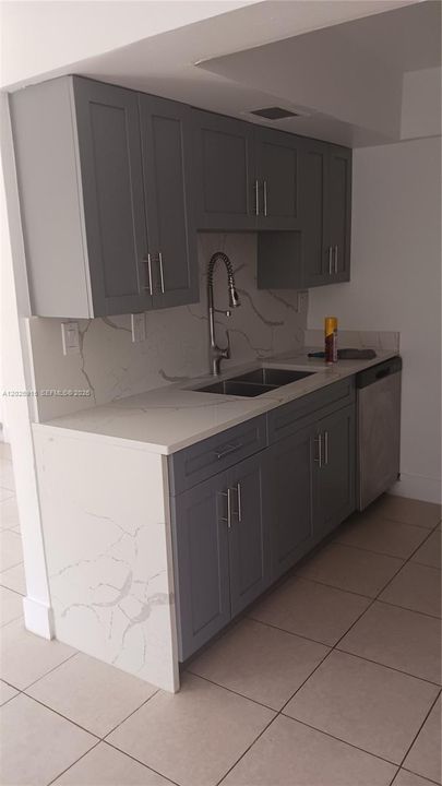 For Rent: $1,975 (2 beds, 1 baths, 944 Square Feet)