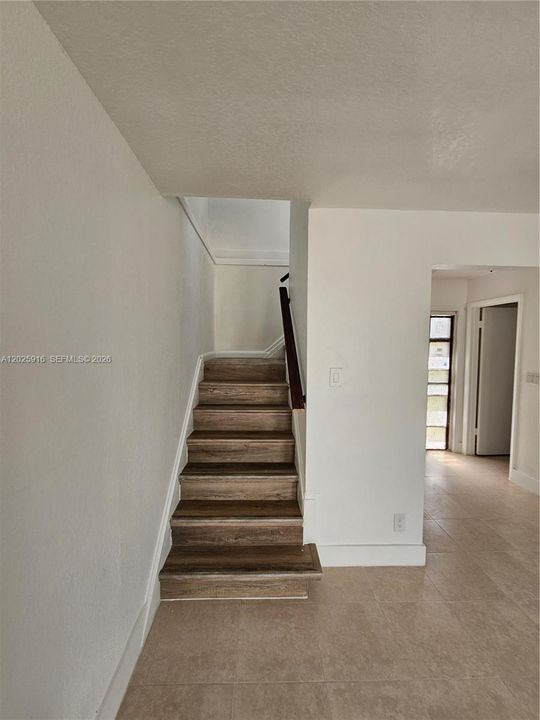 For Rent: $1,975 (2 beds, 1 baths, 944 Square Feet)