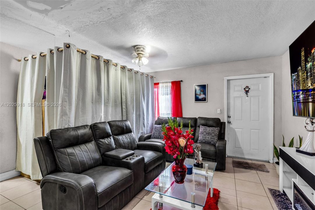 For Sale: $380,000 (2 beds, 1 baths, 750 Square Feet)