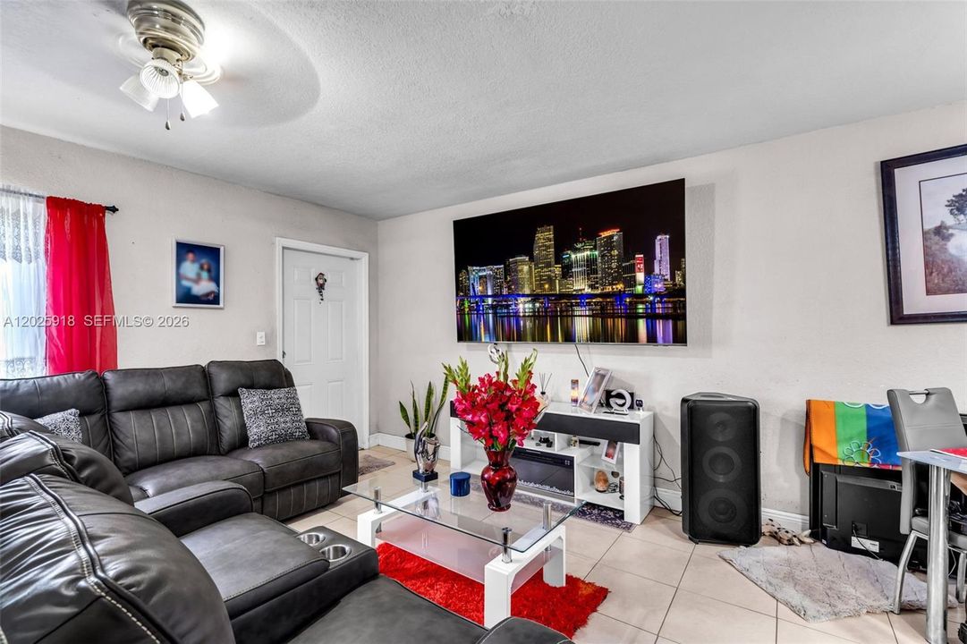 For Sale: $380,000 (2 beds, 1 baths, 750 Square Feet)