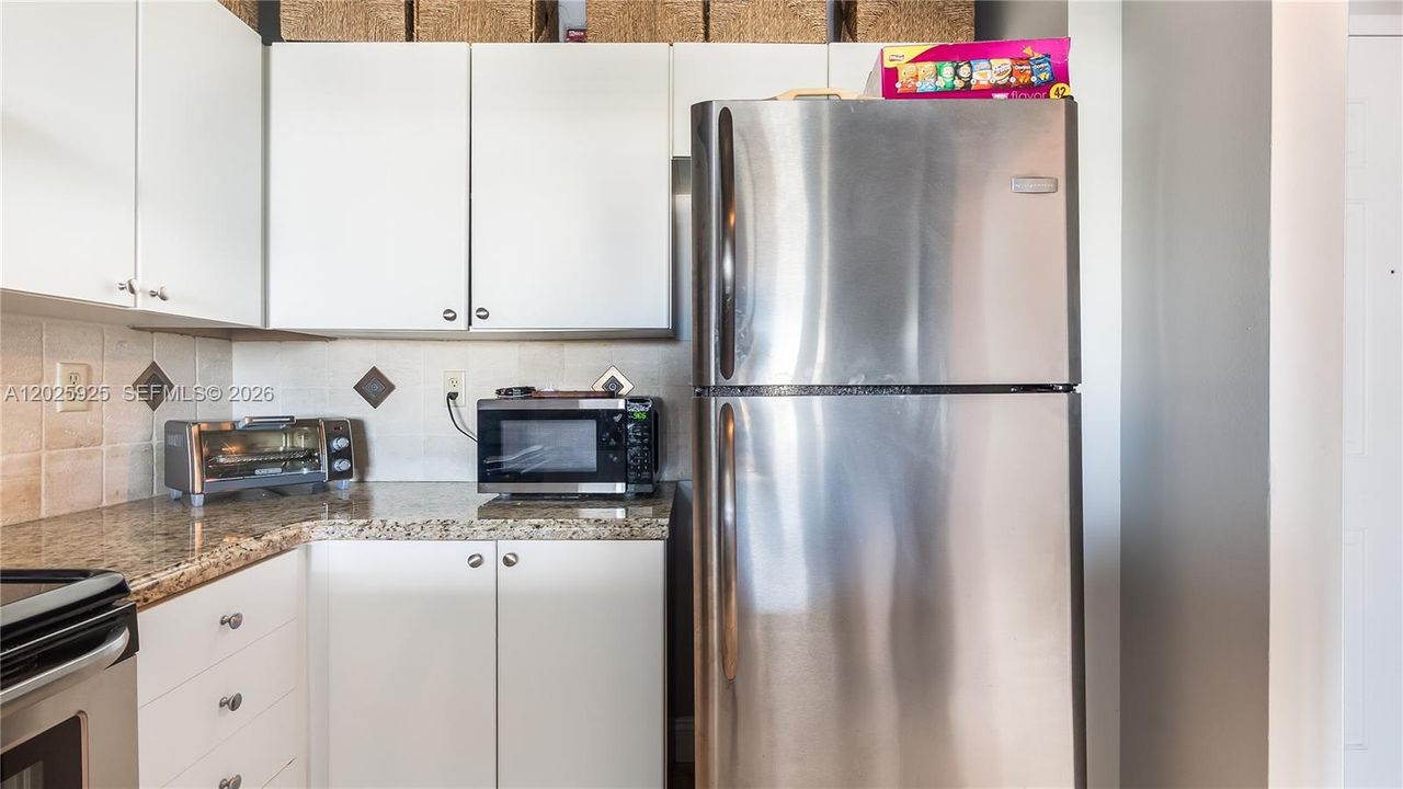 For Sale: $408,000 (1 beds, 1 baths, 815 Square Feet)