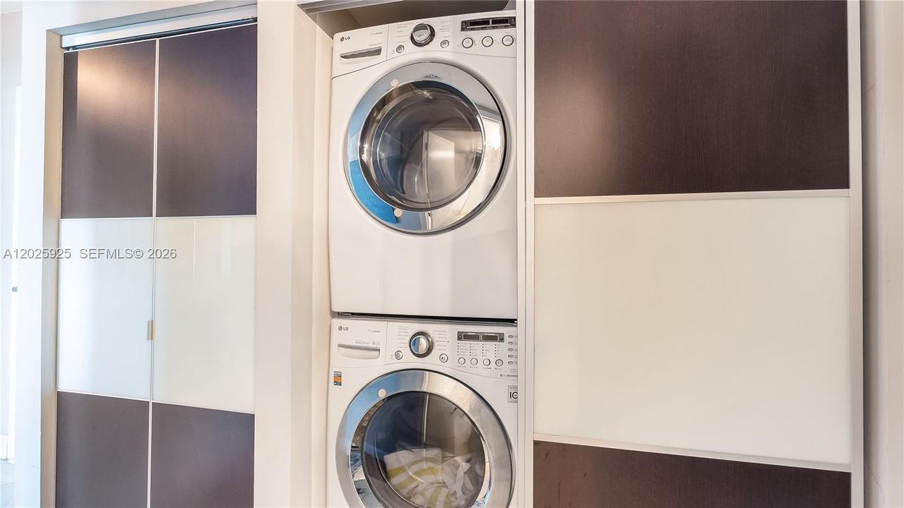 For Sale: $408,000 (1 beds, 1 baths, 815 Square Feet)