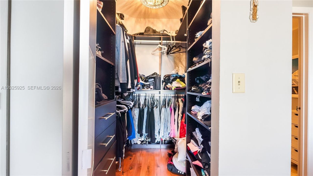 For Sale: $408,000 (1 beds, 1 baths, 815 Square Feet)