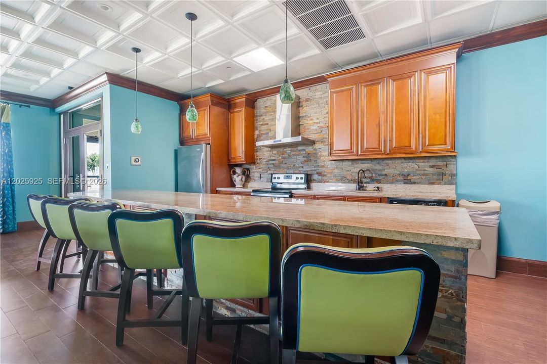 For Sale: $408,000 (1 beds, 1 baths, 815 Square Feet)