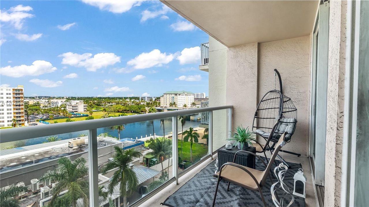 For Sale: $408,000 (1 beds, 1 baths, 815 Square Feet)