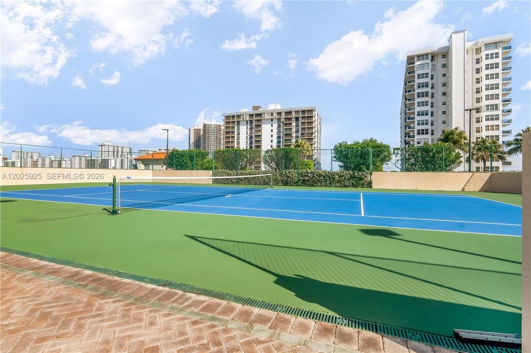 For Sale: $408,000 (1 beds, 1 baths, 815 Square Feet)