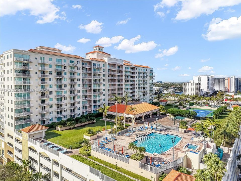 For Sale: $408,000 (1 beds, 1 baths, 815 Square Feet)