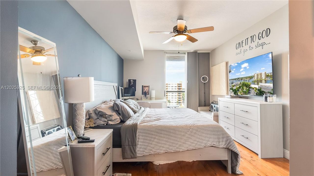For Sale: $408,000 (1 beds, 1 baths, 815 Square Feet)