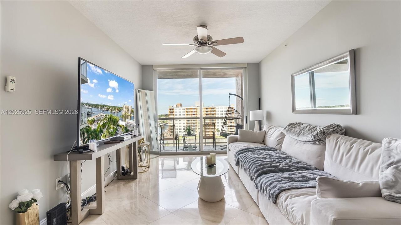 For Sale: $408,000 (1 beds, 1 baths, 815 Square Feet)