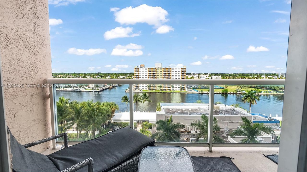 For Sale: $408,000 (1 beds, 1 baths, 815 Square Feet)