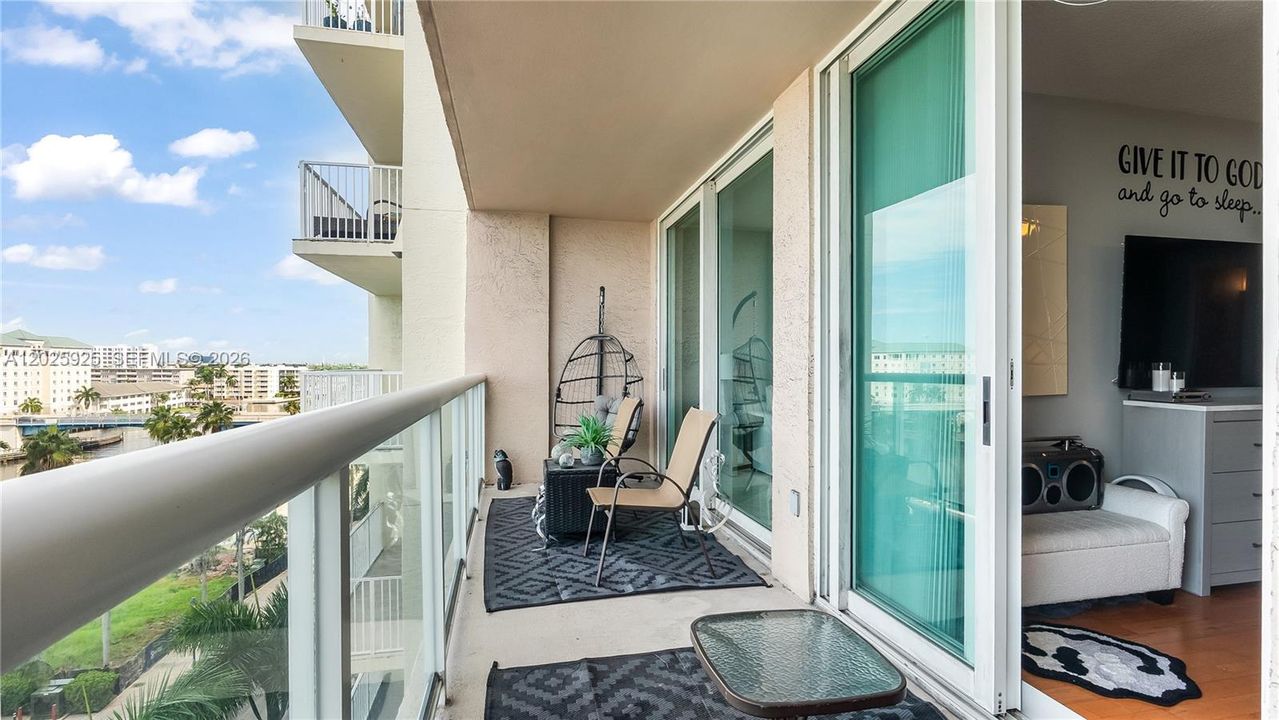 For Sale: $408,000 (1 beds, 1 baths, 815 Square Feet)