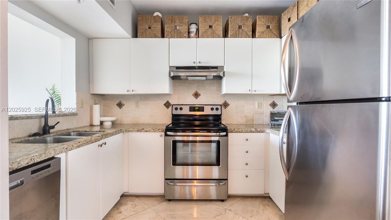 For Sale: $408,000 (1 beds, 1 baths, 815 Square Feet)