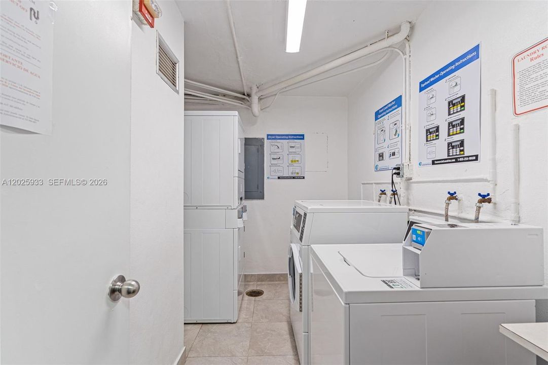 For Sale: $260,000 (1 beds, 1 baths, 940 Square Feet)