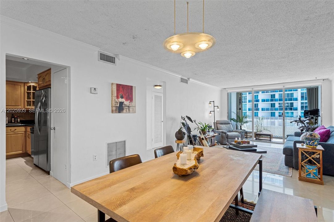 For Sale: $260,000 (1 beds, 1 baths, 940 Square Feet)