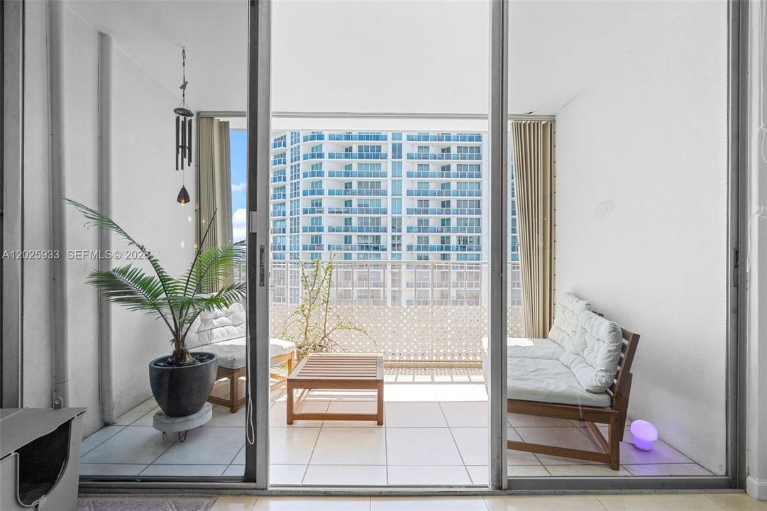 For Sale: $260,000 (1 beds, 1 baths, 940 Square Feet)