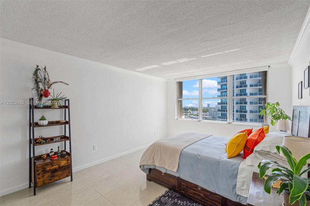 For Sale: $260,000 (1 beds, 1 baths, 940 Square Feet)