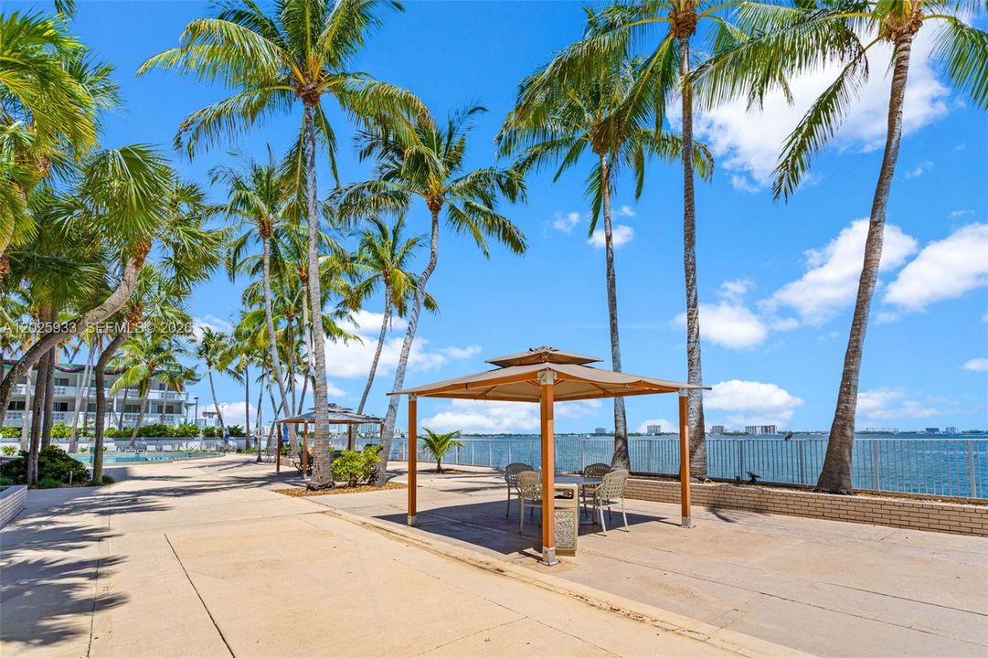For Sale: $260,000 (1 beds, 1 baths, 940 Square Feet)