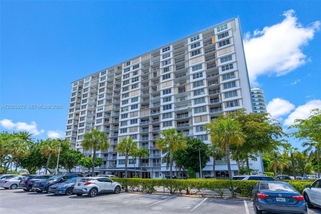 For Sale: $260,000 (1 beds, 1 baths, 940 Square Feet)