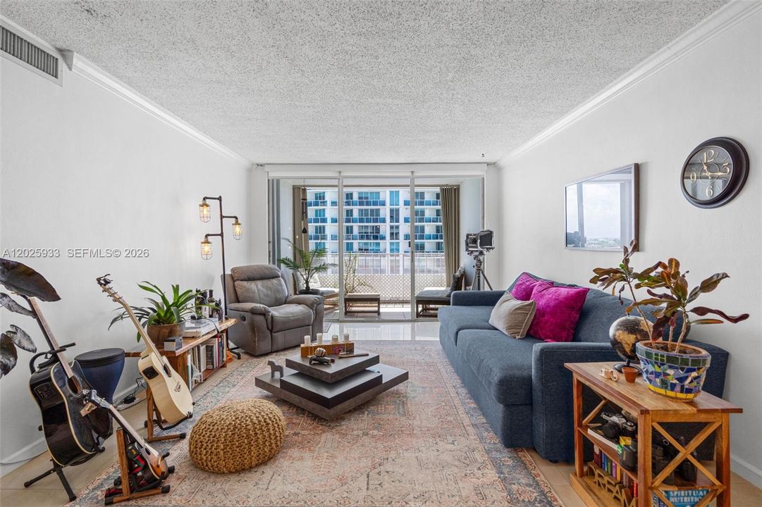 For Sale: $260,000 (1 beds, 1 baths, 940 Square Feet)