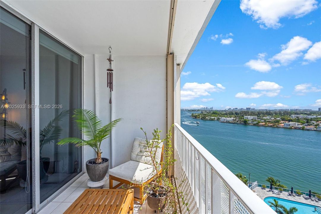 For Sale: $260,000 (1 beds, 1 baths, 940 Square Feet)