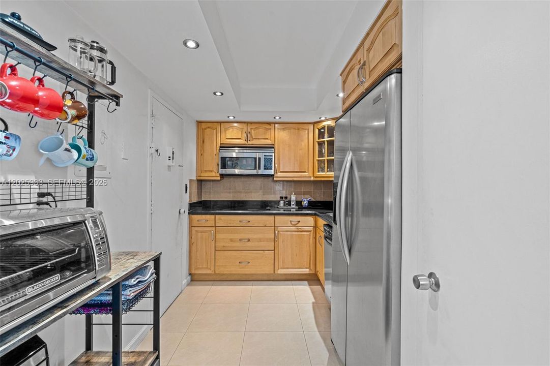 For Sale: $260,000 (1 beds, 1 baths, 940 Square Feet)